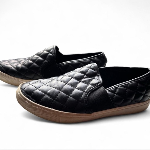 Steve Madden Black Quilted Womens Slip On Shoes size 8 - Picture 2 of 6